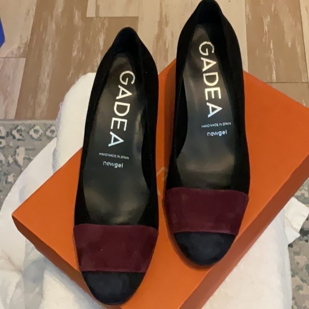 P307. Gadea two-tone suede pumps Black & plum NWT |38